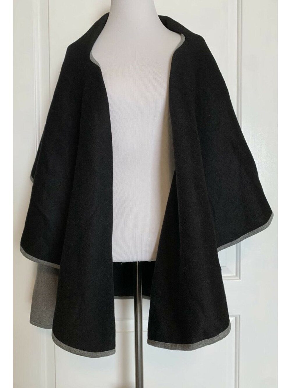 ANN TAYLOR Factory Black Gray Vest Cape Poncho Wrap Cozy Warm Fall One Size M